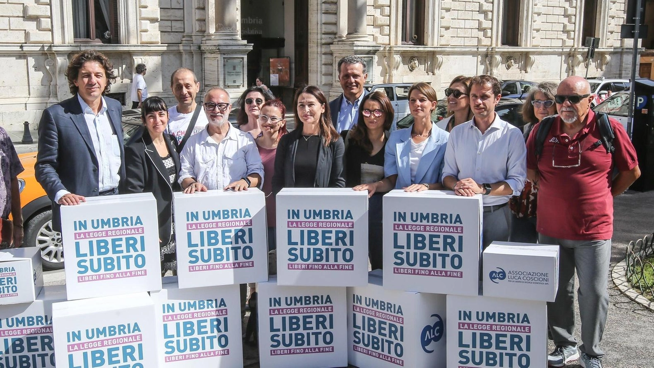 Il corteo simbolico “Liberi Subito“ ha sfilato per il Corso fino alla Regione