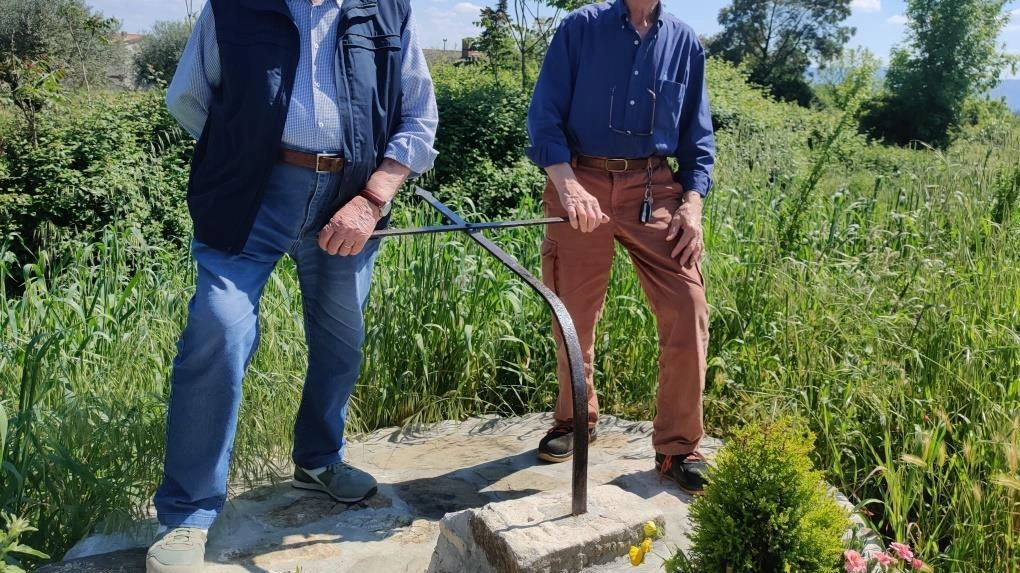 Gli Alpini Brunero Torracchi e Antonio Nincheri accanto alla croce
