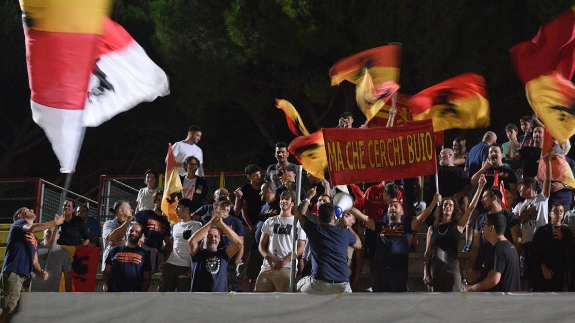 I tifosi giallorossi sono intervenuti in massa l’altra sera allo stadio Lotti in occasione della presentazione delle squadre I tifosi giallorossi sono intervenuti in massa l’altra sera allo stadio Lotti in occasione della presentazione delle squadre