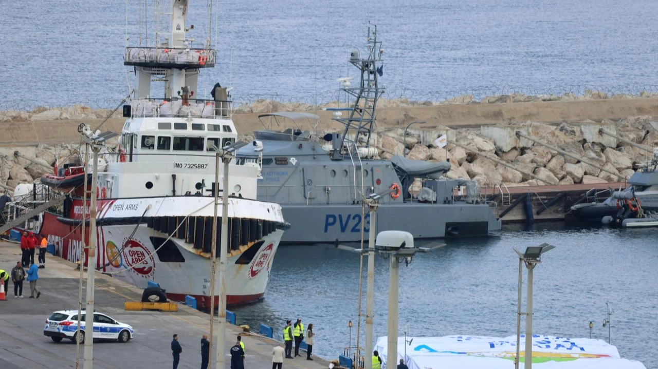 Contro migliaia di israeliani in attesa di un imbarco Contro migliaia di israeliani in attesa di un imbarco