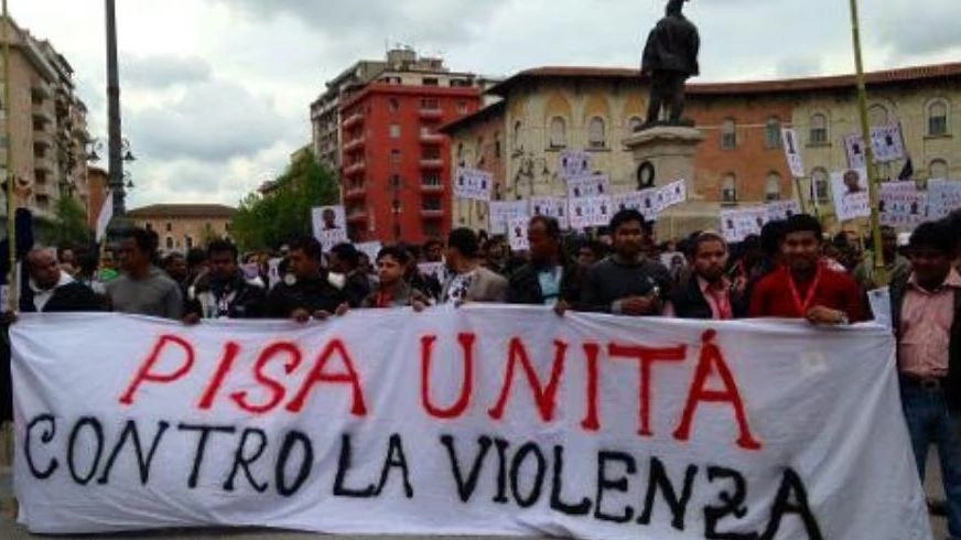 Sopra uno scorcio di piazza Dante Qui a fianco uno scatto della manifestazione dopo la morte di Zakir Hossain ritratto nella foto sotto Sopra uno scorcio di piazza Dante Qui a fianco uno scatto della manifestazione dopo la morte di Zakir Hossain ritratto nella foto sotto