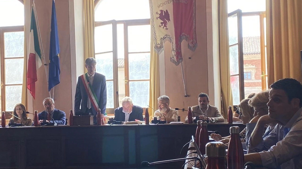 Il sindaco di Montepulciano Michele Angiolini interviene in consiglio comunale: nella seduta del 31 marzo è stato rinnovato il provvedimento per le Agorà Il sindaco di Montepulciano Michele Angiolini interviene in consiglio comunale: nella seduta del 31 marzo è stato rinnovato il provvedimento per le Agorà