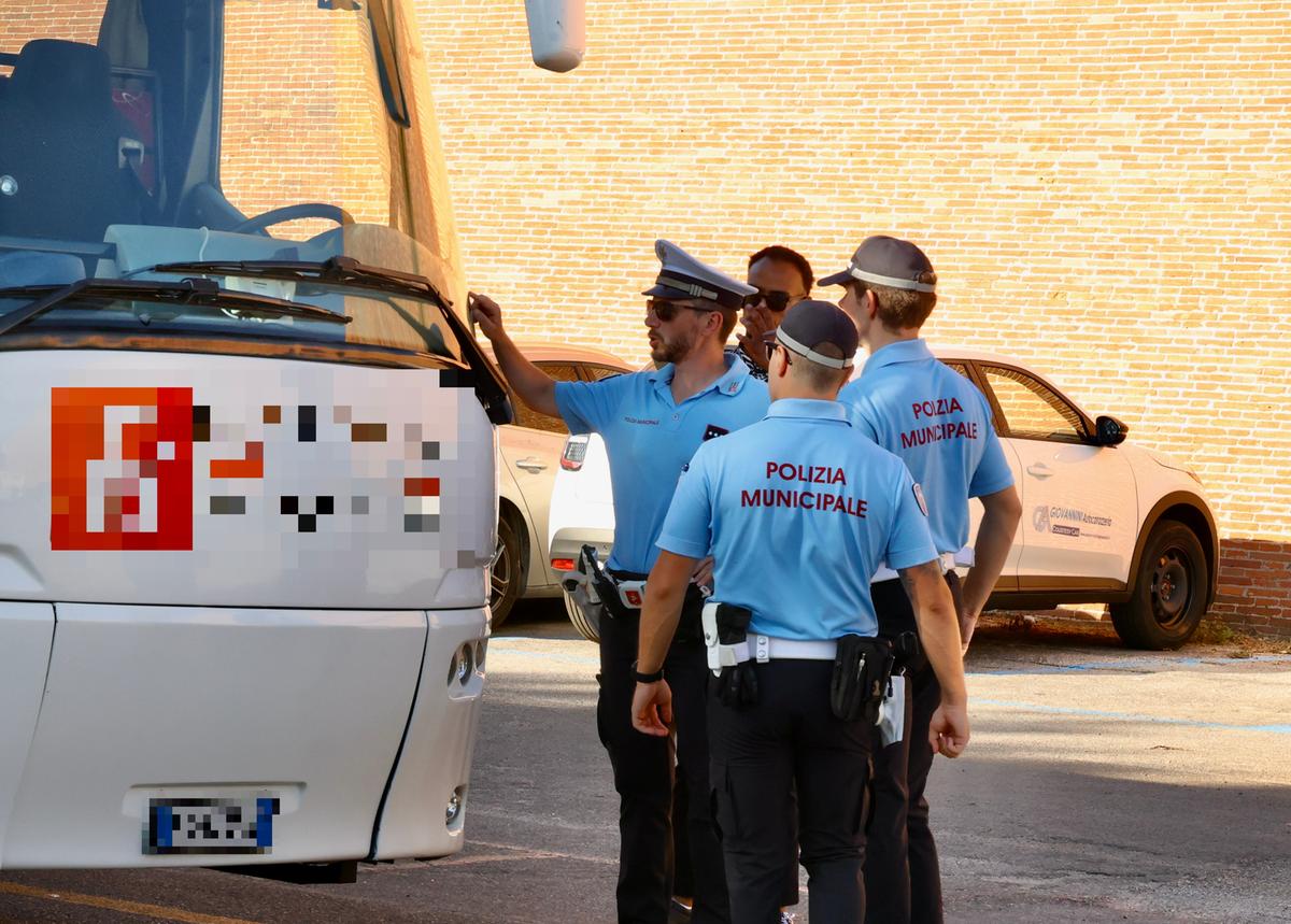 Firenze, stangata sui bus turistici: una multa ogni 24 ore, recuperati 65mila euro