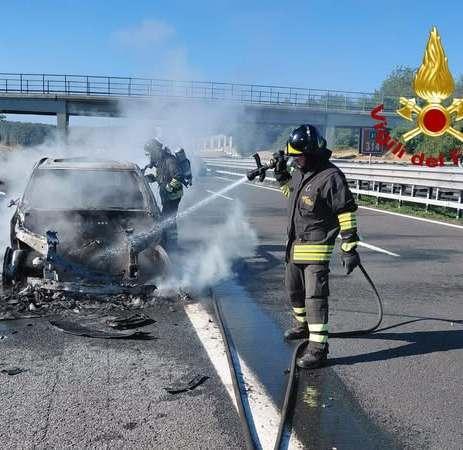 Auto in fiamme. Famiglia messa in salvo