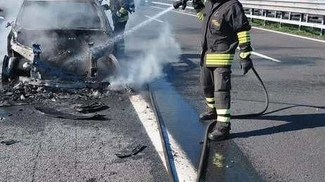 Il fumo che comincia a sprigionarsi in maniera sempre più intensa dal cofano. Le prime lingue di fuoco che cominciano... Il fumo che comincia a sprigionarsi in maniera sempre più intensa dal cofano. Le prime lingue di fuoco che cominciano...