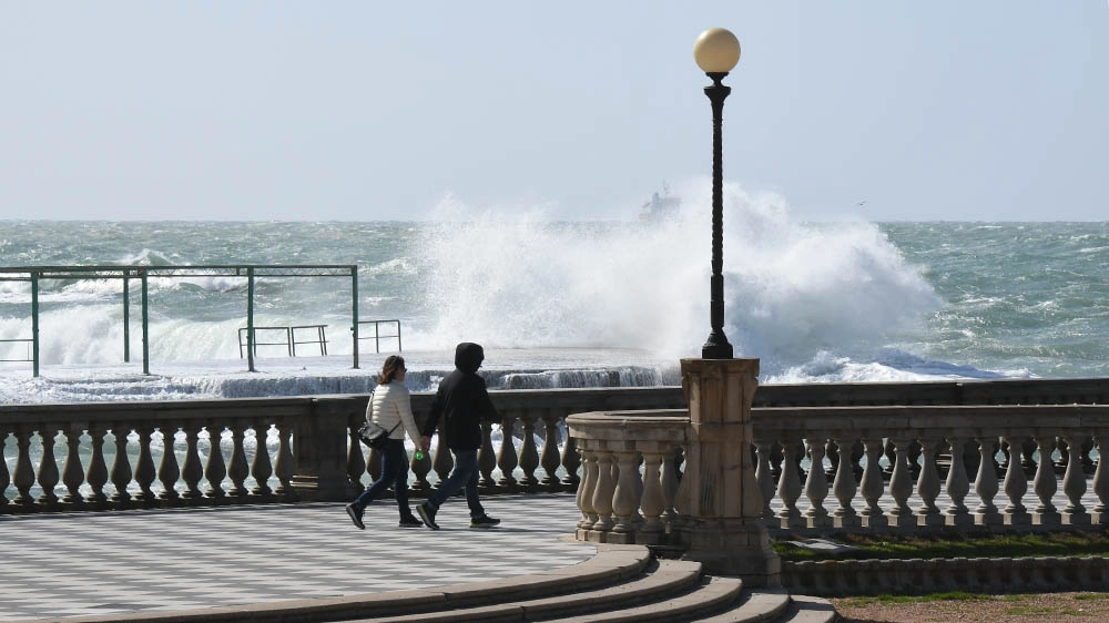 Livorno mareggiata sul lungomare