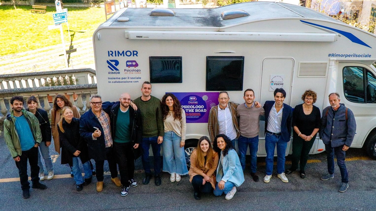 La presentazione del progetto ’Psicologo on the road’ con il camper che promuove la salute mentale