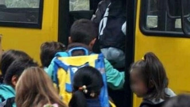 Gli alunni della Dante Alighieri per raggiungere i nuovi moduli scolastici dovranno fare “scalo“ a Passo Parenzi Gli alunni della Dante Alighieri per raggiungere i nuovi moduli scolastici dovranno fare “scalo“ a Passo Parenzi