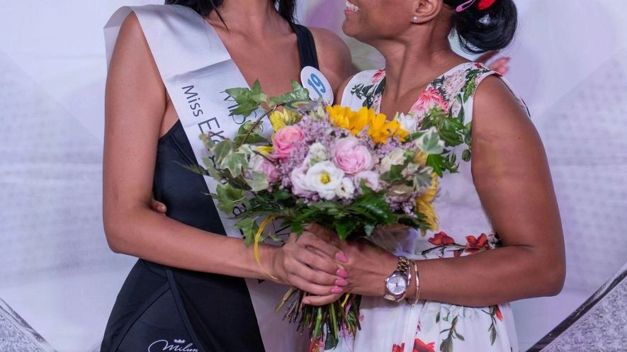 Giancarla Gianardi con la mamma Maria: la diciannovenne sarzanese , ha conquistato la fascia di Miss Eleganza e sabato sarà di nuovo sul palco, alla Spezia, dove le finaliste si contenderanno la fascia di Miss Liguria Giancarla Gianardi con la mamma Maria: la diciannovenne sarzanese , ha conquistato la fascia di Miss Eleganza e sabato sarà di nuovo sul palco, alla Spezia, dove le finaliste si contenderanno la fascia di Miss Liguria