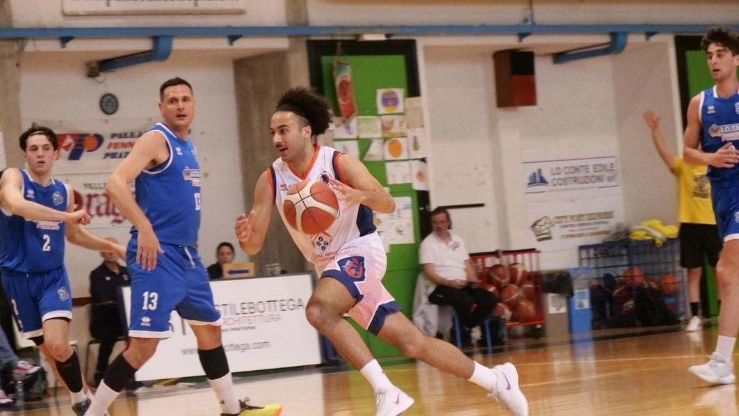 Manfredini (faro dei Dragons) si invola a canestro Manfredini (faro dei Dragons) si invola a canestro