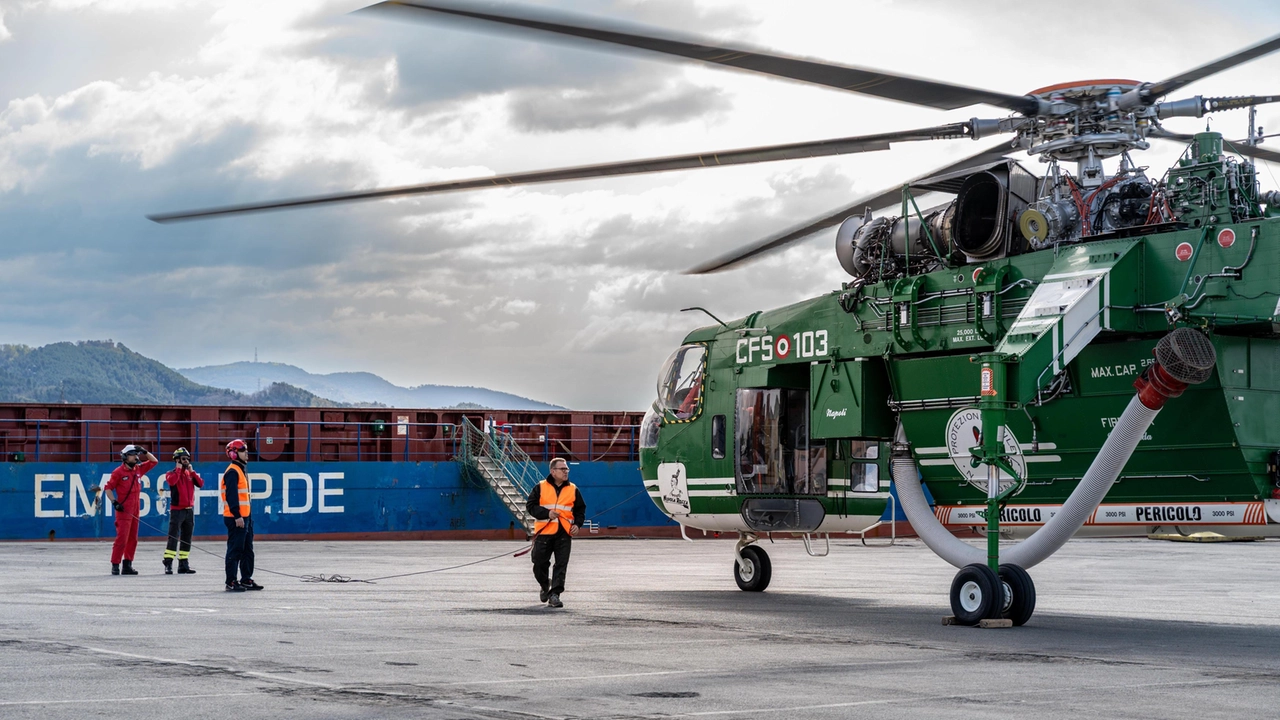 Il mezzo dei vigili del fuoco è stato imbarcato al terminal del gruppo Contship. Dopo lo smontaggio delle parti ingombranti è partito a bordo della BBC Virginia.