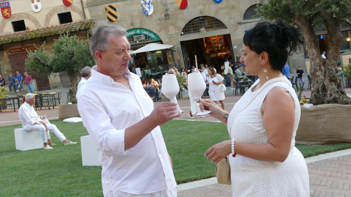Piazza Grande in festa intorno alla cena. Oltre 700 ospiti e tanti vip sotto le stelle Piazza Grande in festa intorno alla cena. Oltre 700 ospiti e tanti vip sotto le stelle