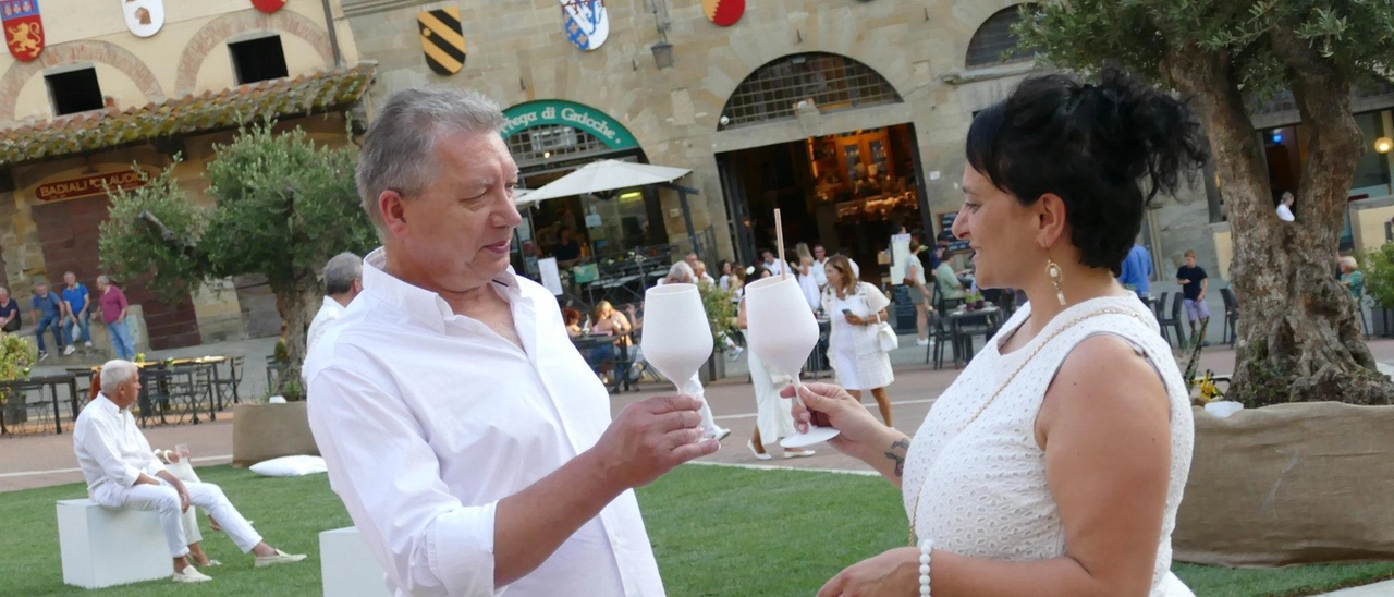 Piazza Grande in festa intorno alla cena. Oltre 700 ospiti e tanti vip sotto le stelle