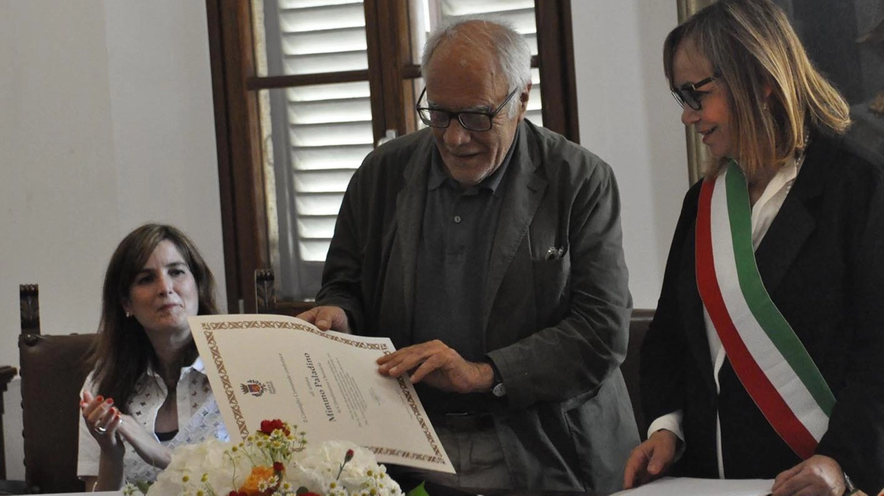 L’artista Mimmo Paladino insieme a Susanna Cenni, sindaca di Poggibonsi L’artista Mimmo Paladino insieme a Susanna Cenni, sindaca di Poggibonsi
