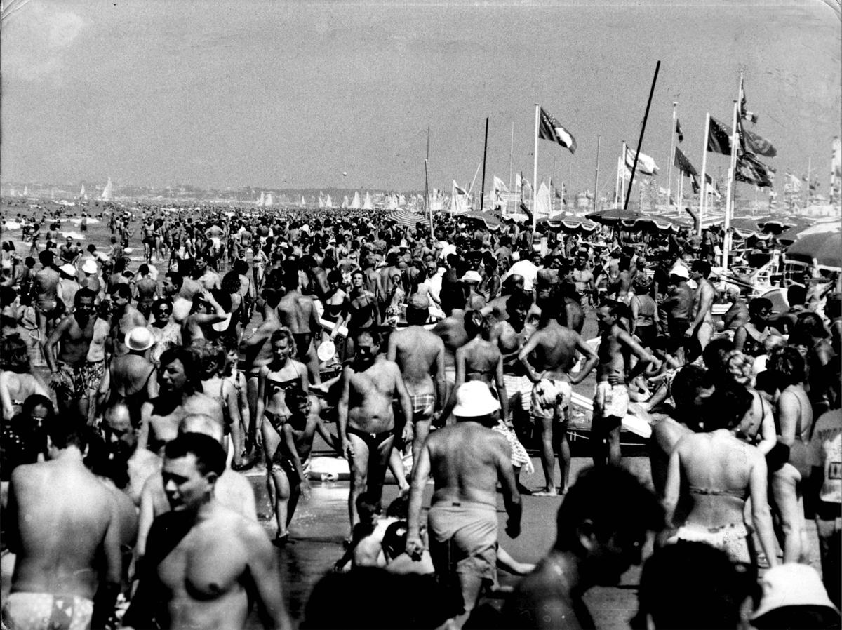 https://www.lanazione.it/image-service/view/acePublic/alias/contentid/ZDU1ODc4MzUtYTBjZS00/1/viareggio-la-spiaggia-invasa-da-bagnanti-foto-d-archivio-umicini.jpeg?f=1.91:1&w=1200