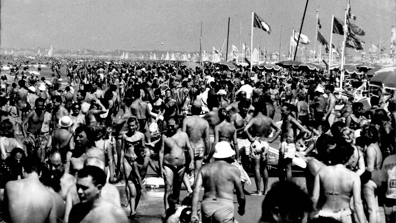 Viareggio, la spiaggia invasa da bagnanti (Foto d'archivio Umicini)
