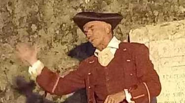 Questa sera, alle 21.15, l’allegra e bizzarra brigata, guidata da Battì dal Barilo (alias Fabio Cristiani), accompagnerà il pubblico nel... Questa sera, alle 21.15, l’allegra e bizzarra brigata, guidata da Battì dal Barilo (alias Fabio Cristiani), accompagnerà il pubblico nel...