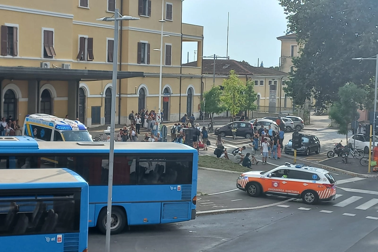 I mezzi di soccorso davanti alla stazione di Empoli dove una persona è rimasta gravemente ferita in un incidente ferroviario