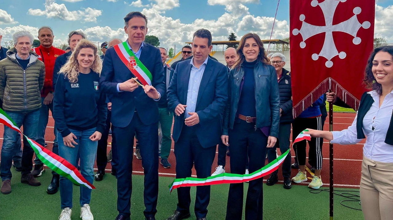 Ieri mattina il taglio del nastro, il sindaco Conti: "Ora gli atleti si allenano in sicurezza" . La velocista pisana Anna Bongiorni all’inaugurazione: "La pista non era più usufruibile". .