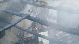 Le fiamme hanno completamente distrutto il tetto dell’abitazione e danneggiato quello della casa accanto Le fiamme hanno completamente distrutto il tetto dell’abitazione e danneggiato quello della casa accanto