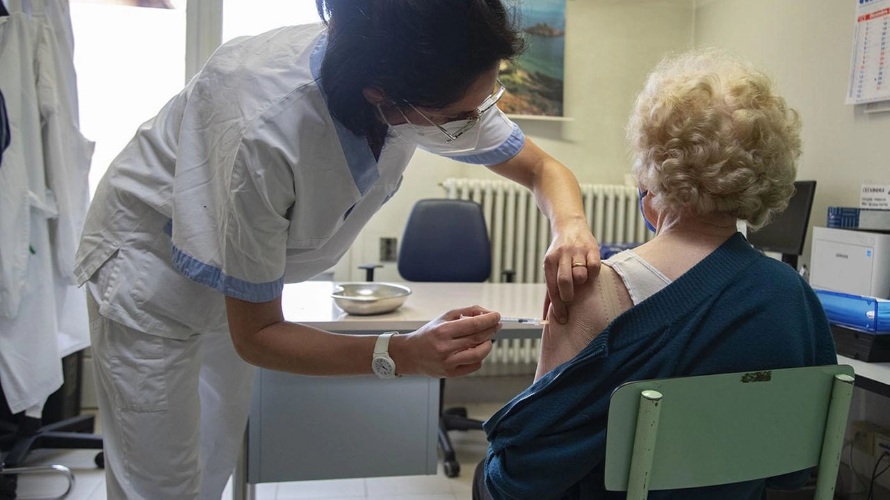 Successo nella campagna vaccinale antinfluenzale ad Arezzo: oltre 19mila dosi somministrate, con aumento rispetto allo scorso anno. Priorità agli anziani e ai soggetti fragili per prevenire complicanze. Successo nella campagna vaccinale antinfluenzale ad Arezzo: oltre 19mila dosi somministrate, con aumento rispetto allo scorso anno. Priorità agli anziani e ai soggetti fragili per prevenire complicanze.