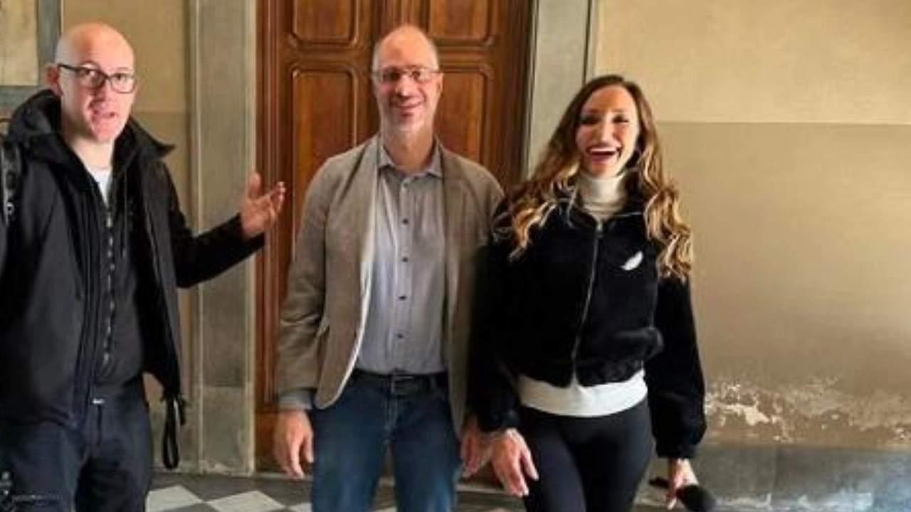 Il dirigente scolastico Tiziano Nincheri insieme all'inviata di "Striscia la notizia" Chiara Squaglia