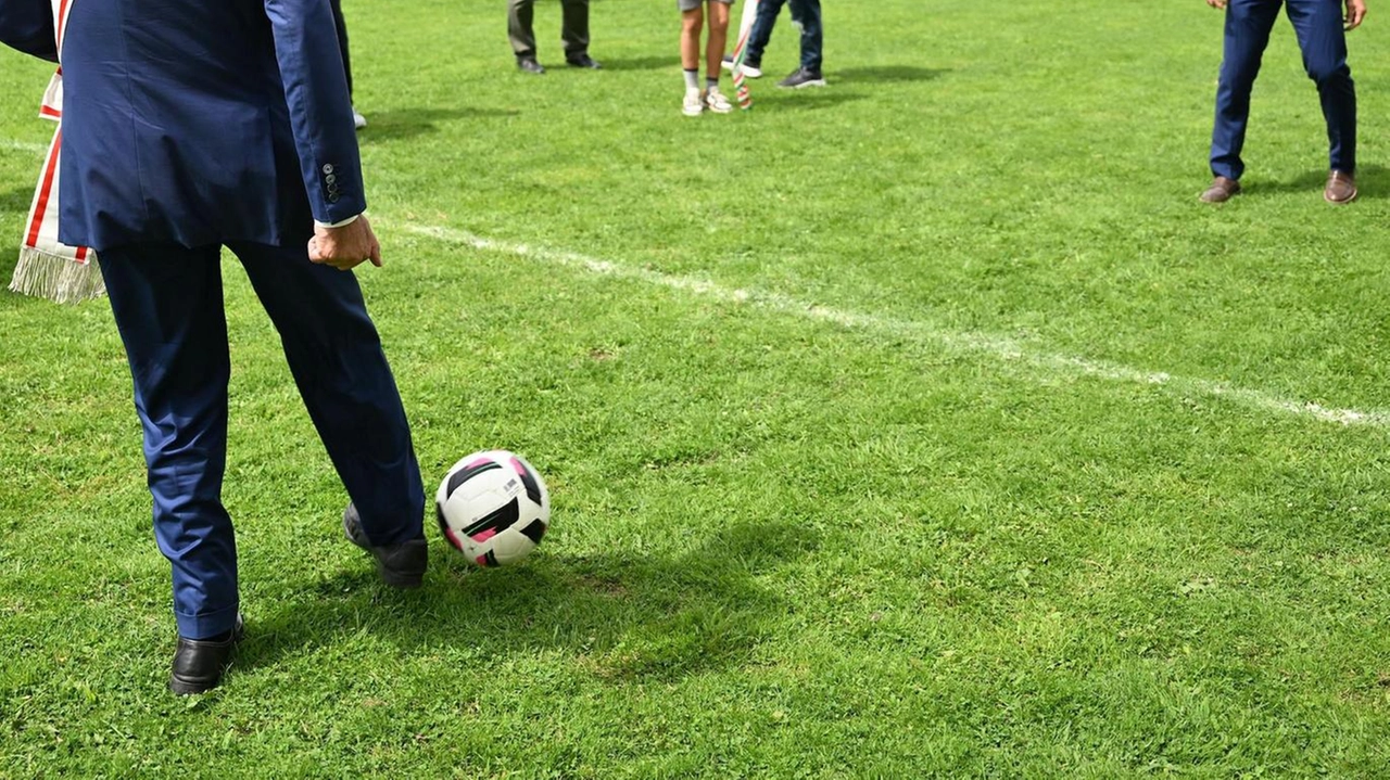 Scaramelli palleggia con Giani all’inaugurazione dello stadio di Radicofani Scaramelli palleggia con Giani all’inaugurazione dello stadio di Radicofani