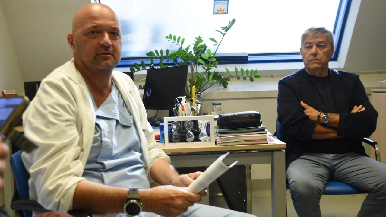 Il primario del Pronto Soccorso Giuseppe Pepe insieme a Bruno Murzi arrivato in ospedale nelle vesti di presidente della Conferenza dei sindaci Il primario del Pronto Soccorso Giuseppe Pepe insieme a Bruno Murzi arrivato in ospedale nelle vesti di presidente della Conferenza dei sindaci