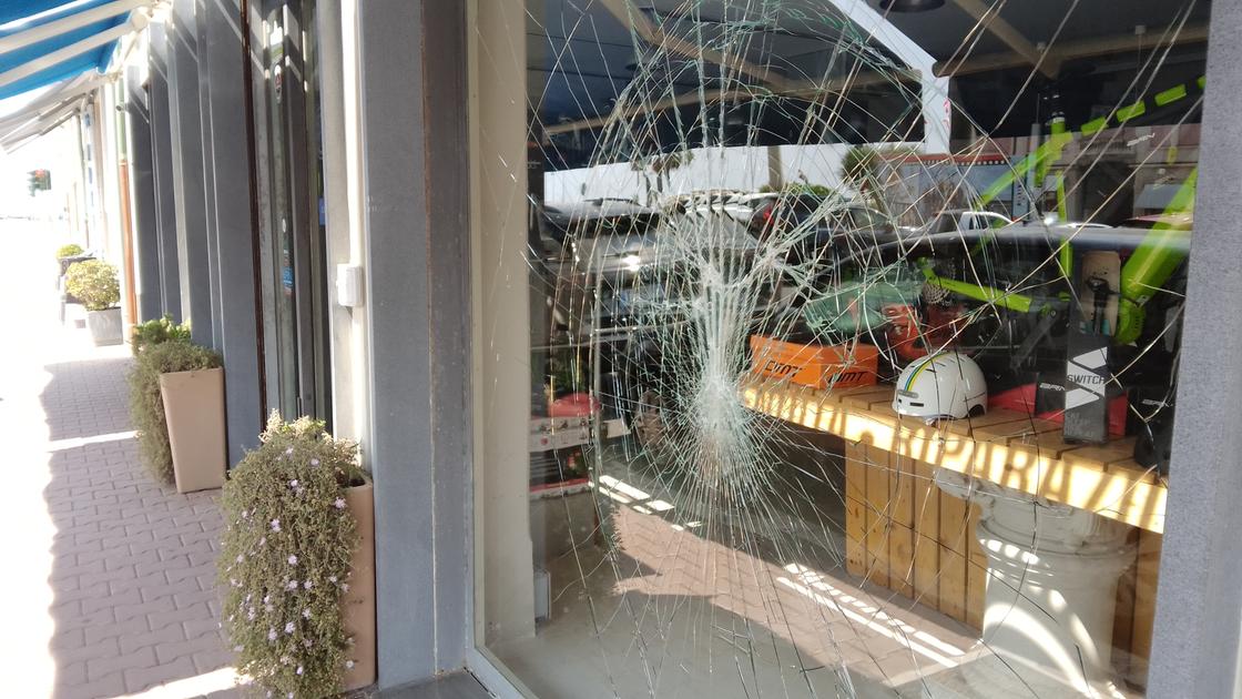 La scorribanda del ladro in bici, nel mirino due storici ristoranti. Un colpo vuoto e l’altro a segno