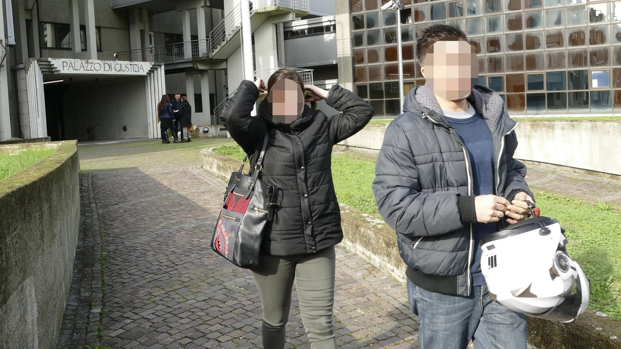 Marito e moglie all’uscita da un’udienza del processo a Prato Marito e moglie all’uscita da un’udienza del processo a Prato