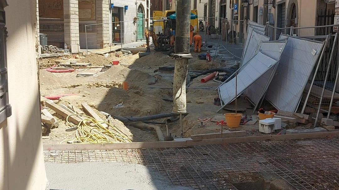 Proseguono i lavori in centro storico e sono in questi giorni concentrati su via Conti dove ieri è stata fatta una parte della gettata sul tratto che potrà essere pavimentato