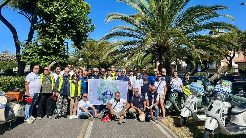 Domani cento vespisti pontederesi al raduno toscano del Monte Serra, una delle ultime tappe del trofeo che vede i nostri primeggiare in classifica davanti a Monsummano e Piombino. Domani cento vespisti pontederesi al raduno toscano del Monte Serra, una delle ultime tappe del trofeo che vede i nostri primeggiare in classifica davanti a Monsummano e Piombino.