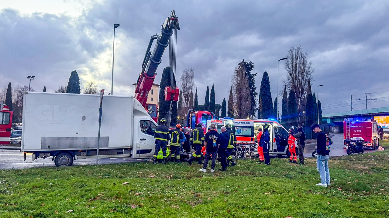 Incidente in fondo al viadotto dell'Indiano, 118 e vigili del fuoco sul posto (Fotocronache Germogli) Incidente in fondo al viadotto dell'Indiano, 118 e vigili del fuoco sul posto (Fotocronache Germogli)