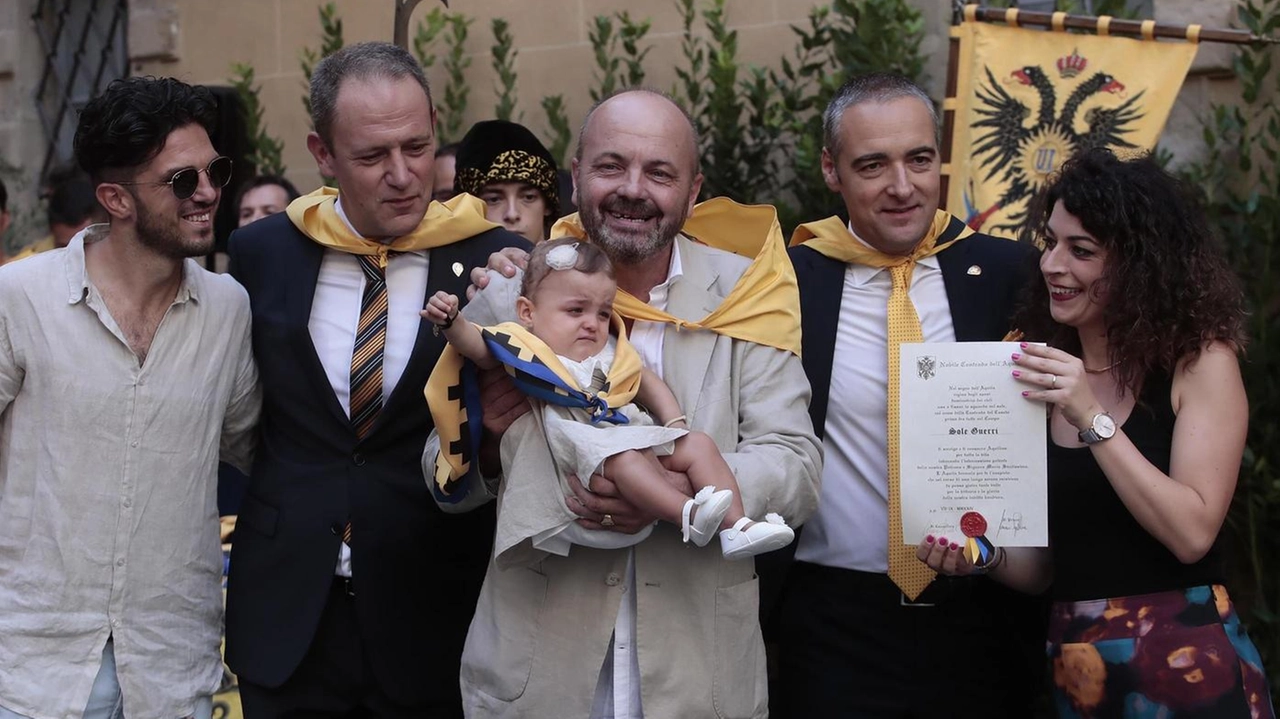 L’onorando Francesco Squillace, insieme al capitano Carapelli, ha accolto i nuovi contradaioli. Poi la grande cena tutti insieme.