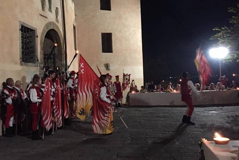 https://www.lanazione.it/image-service/view/acePublic/alias/contentid/ZDUwM2Y0MjItNGEwNy00/0/tuffo-nel-passato-a-vicopisano-in-scena-la-festa-medievale.jpeg?f=1.90:1&w=1200