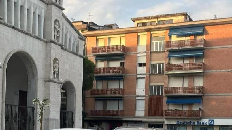 https://www.lanazione.it/image-service/view/acePublic/alias/contentid/ZDUwNDZlYzItYzBhYy00/0/i-problemi-della-sosta-free-park-sul-sagrato-la-chiesa-di-san-paolino-soffocata-dalle-auto.jpeg?f=16:9&w=1200&h=630