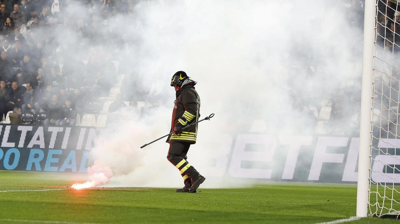 I vigili del fuoco sono dovuti intervenire per rimuovere dal terreno di gioco i fumogeni e i petardi lanciati da un gruppo di tifosi aquilotti