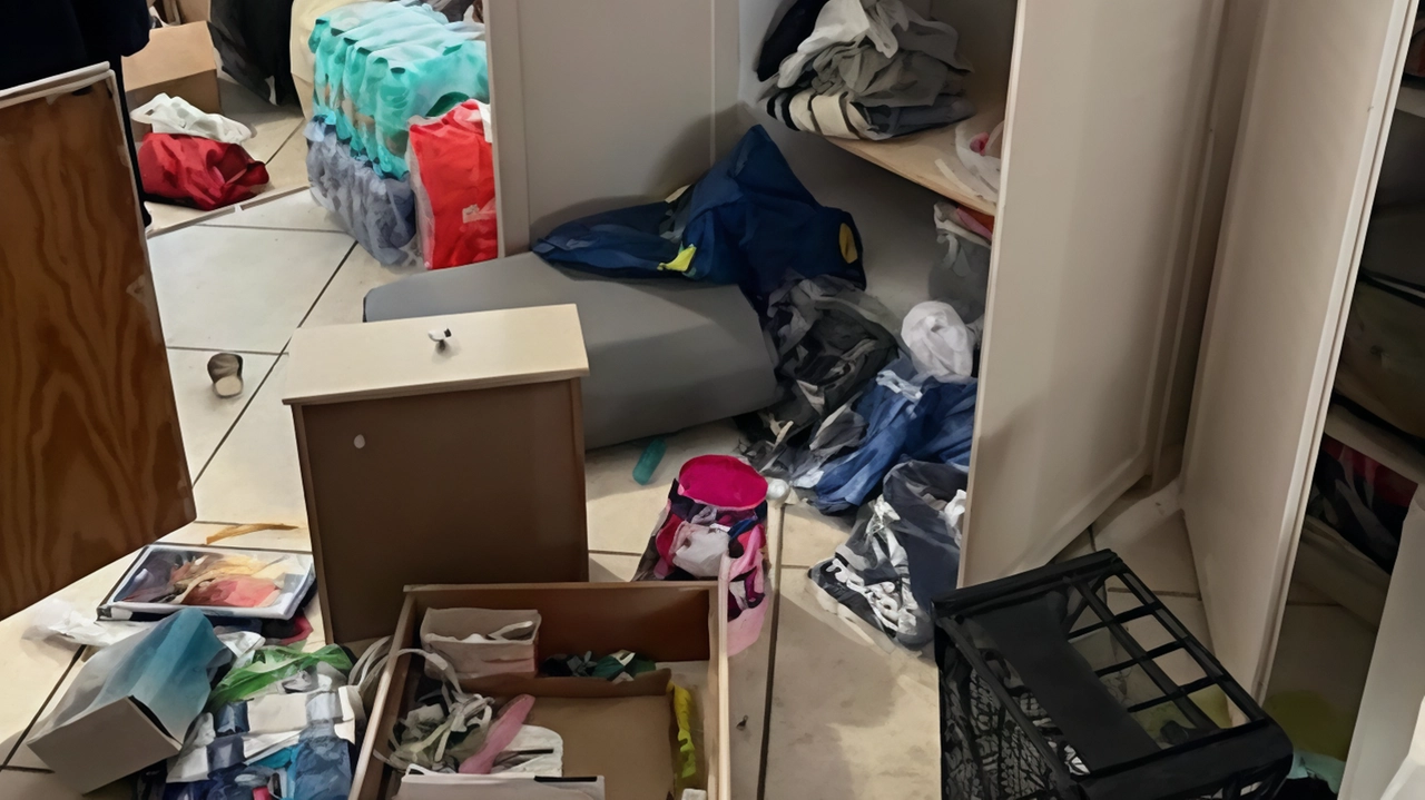 Hanno rubato qualcosa, ma i danni maggiori alla fine saranno quelli causati durante il raid a infissi, macchinari, elettrodomestici e... Hanno rubato qualcosa, ma i danni maggiori alla fine saranno quelli causati durante il raid a infissi, macchinari, elettrodomestici e...