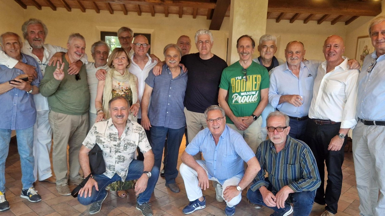 Foto di gruppo a cinquanta anni dall’esame di maturità per i ragazzi di ieri e di oggi della VC del liceo scientifico ’Volta’ Foto di gruppo a cinquanta anni dall’esame di maturità per i ragazzi di ieri e di oggi della VC del liceo scientifico ’Volta’