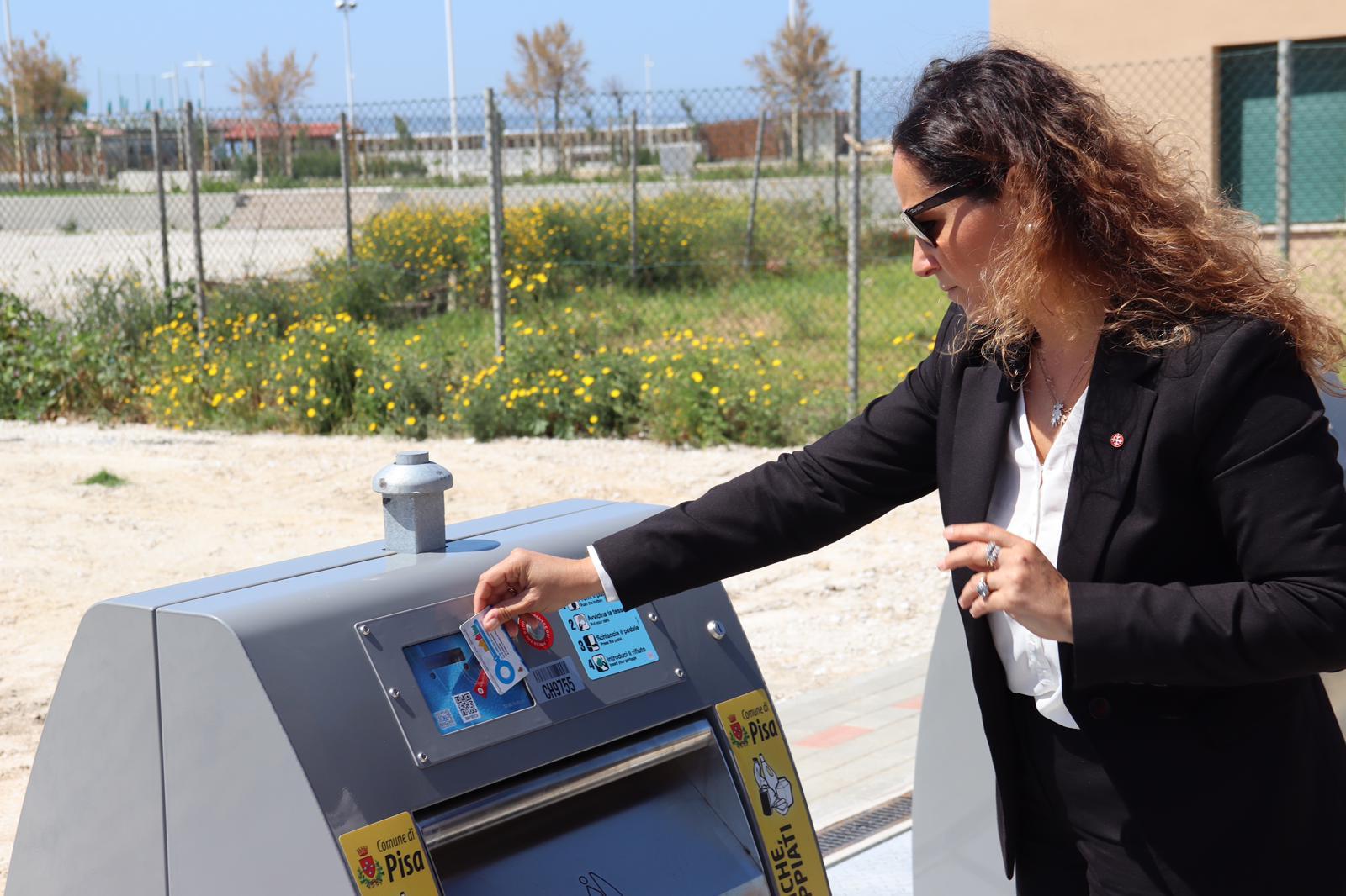 Litorale: pronti i cassonetti interrati per la raccolta differenziata in piazza Viviani Litorale: pronti i cassonetti interrati per la raccolta differenziata in piazza Viviani