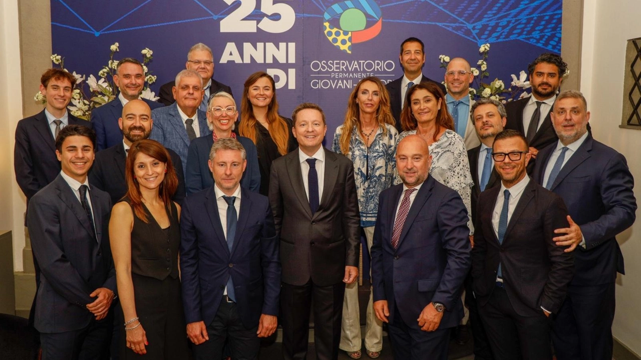 Il presidente Andrea Ceccherini, cda, dipendenti e collaboratori riuniti per celebrare il grande traguardo