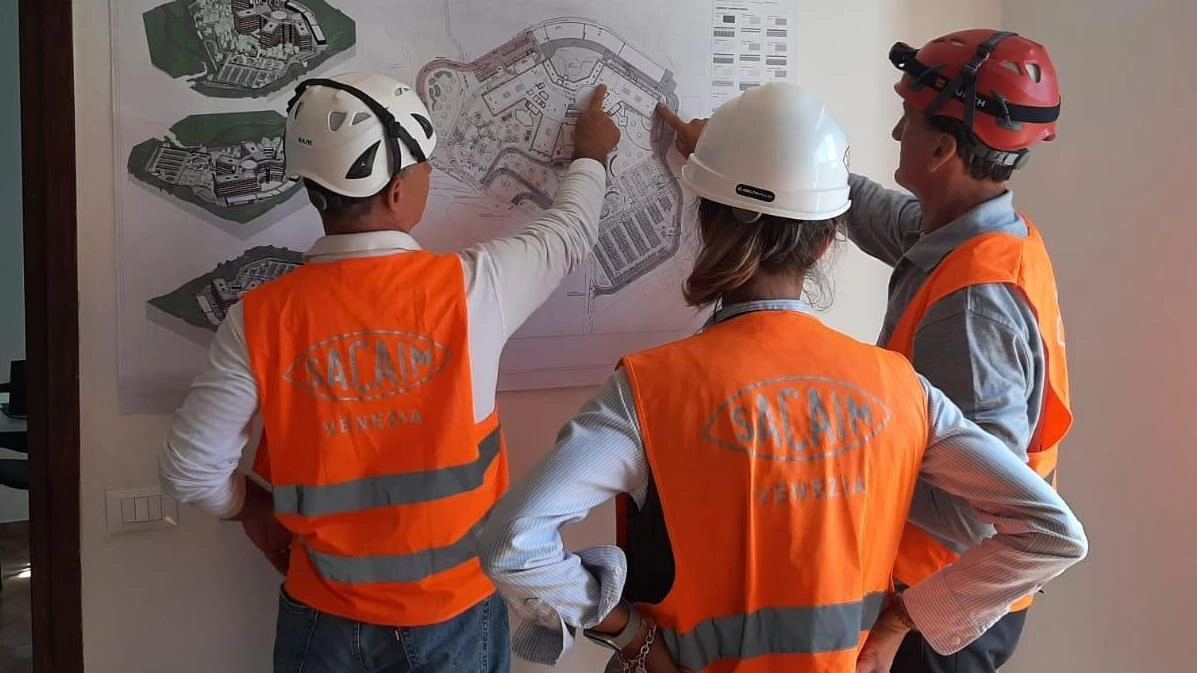 I tecnici di Sacaim, azienda che si occuperà della costruzione del fabbricato