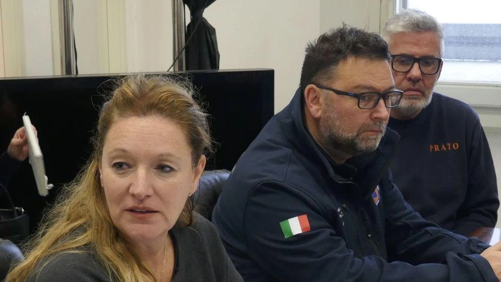 La sindaca di Prato, Ilaria Bugetti, nella sala della Protezione civile durante le fasi dell’emergenza
