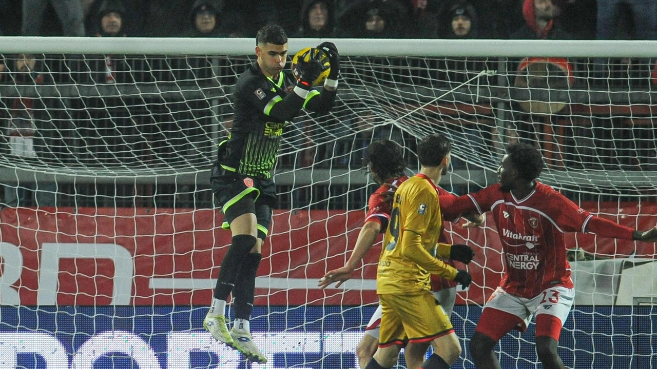 Il portiere biancorosso Luca Gemello Il portiere biancorosso Luca Gemello
