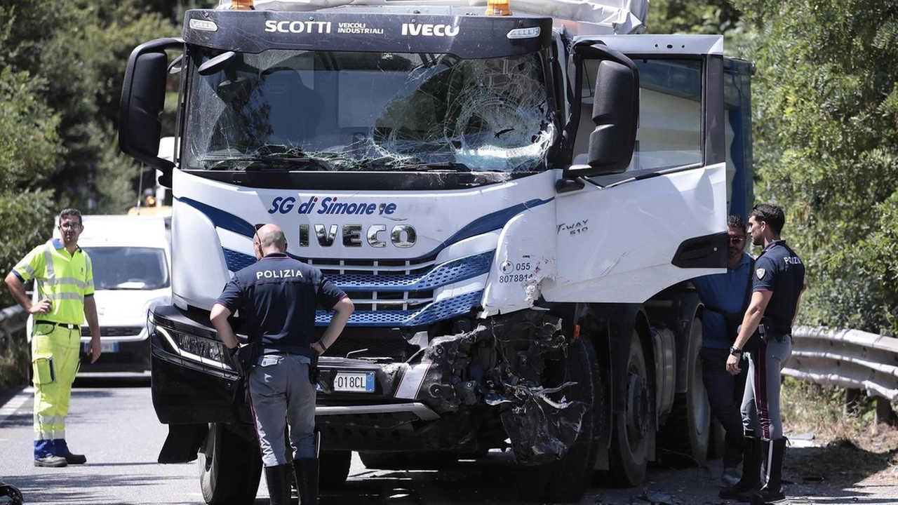 Ferito uno dei conducenti, intervenuti sul posto la Polstrada, i vigili del fuoco e il personale di Anas Ferito uno dei conducenti, intervenuti sul posto la Polstrada, i vigili del fuoco e il personale di Anas