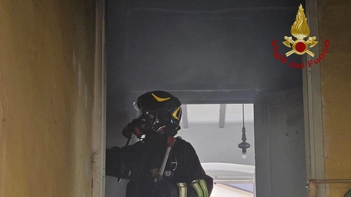 I pompieri si sono subito attivati per domare l’incendio, evitando che il rogo coinvolgesse anche gli altri piani della palazzina I pompieri si sono subito attivati per domare l’incendio, evitando che il rogo coinvolgesse anche gli altri piani della palazzina