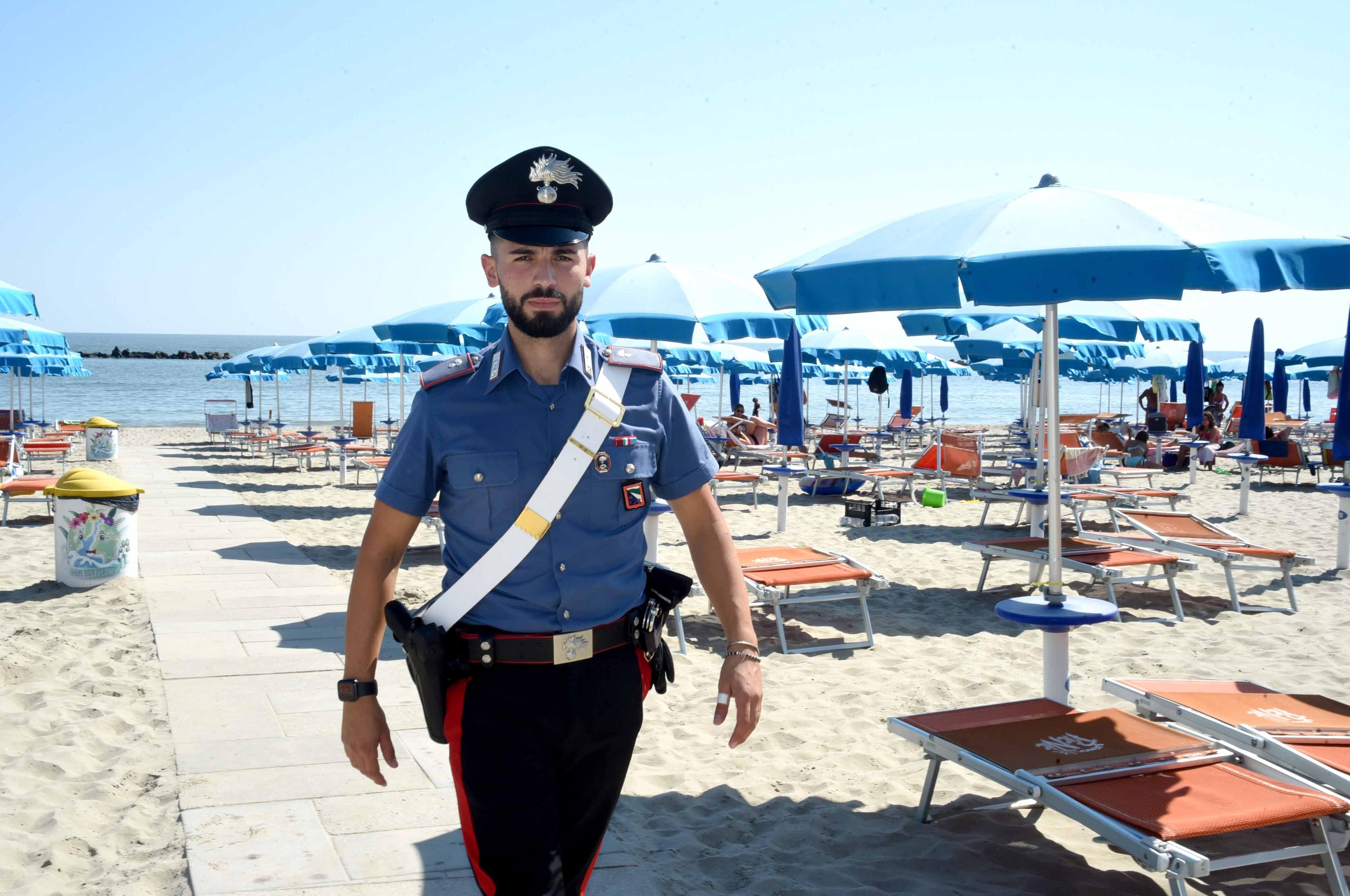 https://www.lanazione.it/image-service/view/acePublic/alias/contentid/ZDUyY2IyN2EtM2ZlNy00/0/controlli-dei-carabinieri-in-spiaggia-foto-di-repertorio.jpeg
