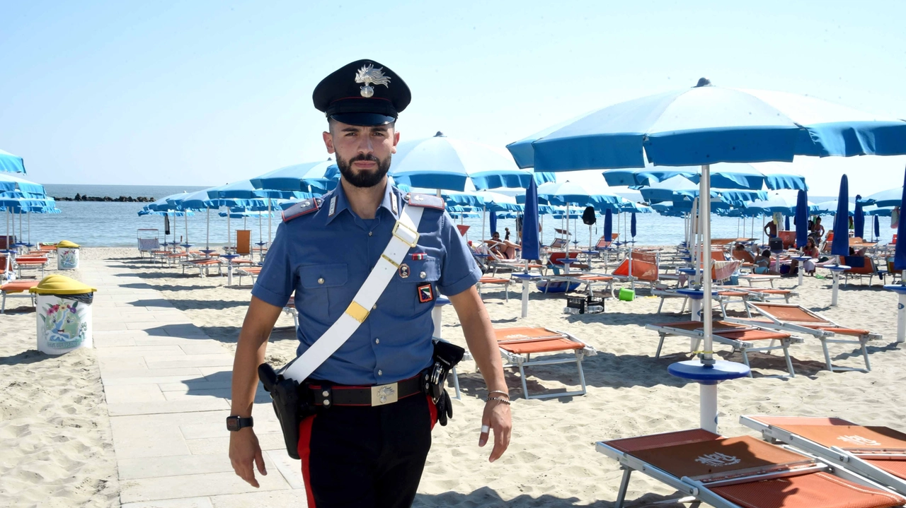 Controlli dei carabinieri in spiaggia (foto di repertorio) Controlli dei carabinieri in spiaggia (foto di repertorio)