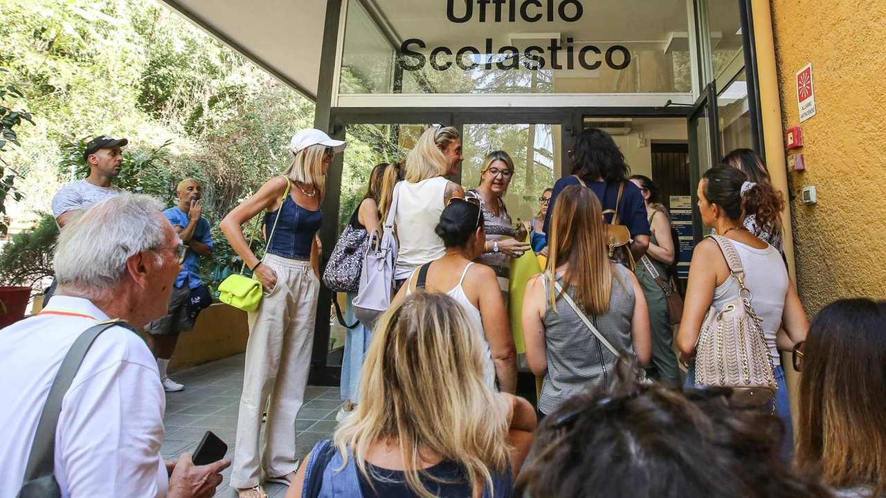 La delegazione dei precari in attesa di essere ricevuti dal direttore dell’Usr Sergio Repetto La delegazione dei precari in attesa di essere ricevuti dal direttore dell’Usr Sergio Repetto