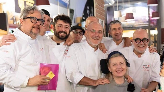 Una serata di solidarietà al ristorante Il Malandrino per sostenere la chef Velia De Angelis, costretta a lasciare la professione a causa di una malattia degenerativa. Amici e colleghi si sono riuniti per raccogliere fondi per le sue terapie domiciliari. Una serata di solidarietà al ristorante Il Malandrino per sostenere la chef Velia De Angelis, costretta a lasciare la professione a causa di una malattia degenerativa. Amici e colleghi si sono riuniti per raccogliere fondi per le sue terapie domiciliari.